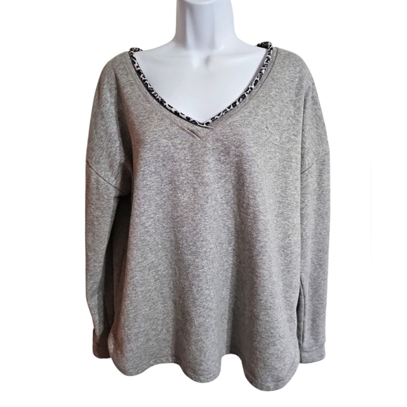 Cable & Gauge Women M Gray Leopard Trim V-Neck Sweater Classic Preppy Casual - Picture 2 of 6